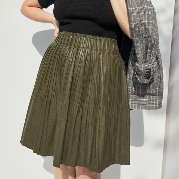 NWT Anthropologie Moss Green Ellene Faux Leather Pleated Skort - Picture 4 of 4